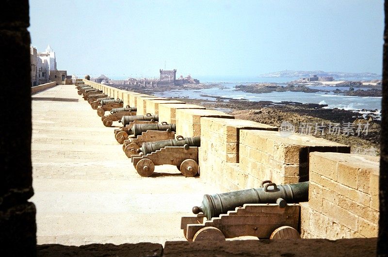 年代。城堡Sqala du Port防御墙与旧大炮。Essaouira,摩洛哥。